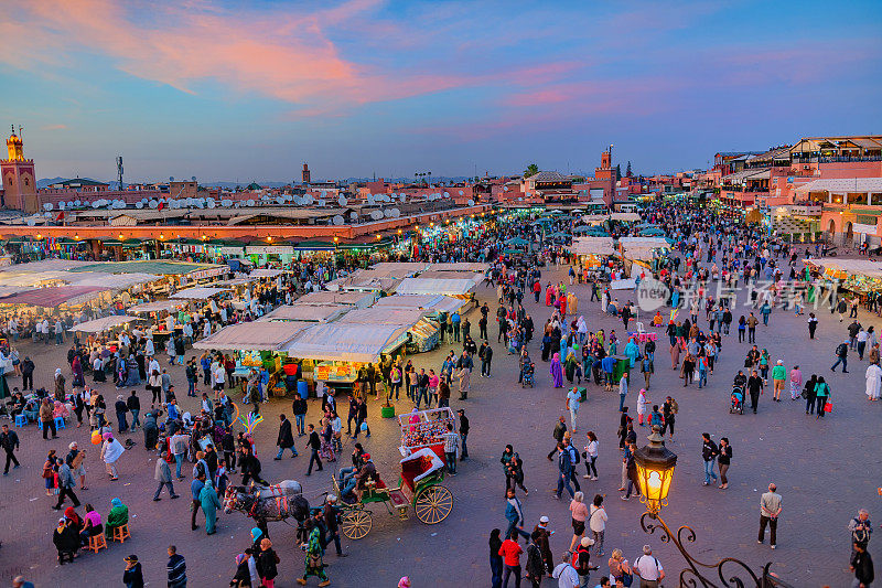 晚上Djemaa El Fna广场与库图比亚清真寺，马拉喀什，摩洛哥，北非